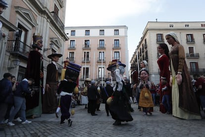 Gigantes y cabezudos en la Plaza de la Villa de Madrid.