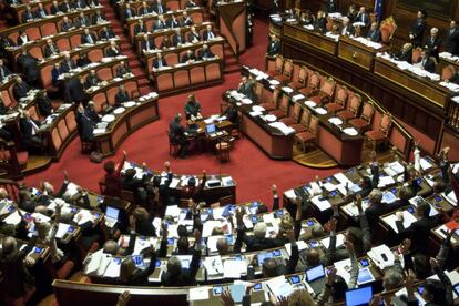 Senadores durante una votación  horas antes de decidir la expulsión de Silvio Berlusconi del Senado tras su condena firme por fraude fiscal en el 'caso Mediaset'.