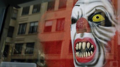 Un dizfraz de payaso diabólico expuesto en una tienda valenciana.