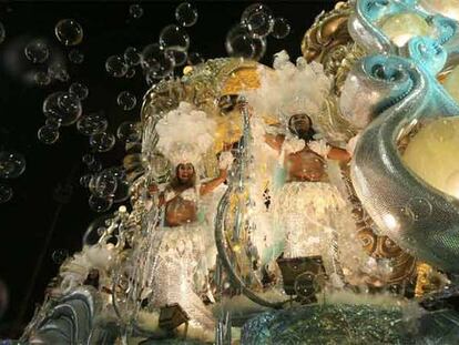 Las comparsas inician el desfile en Río de Janeiro.