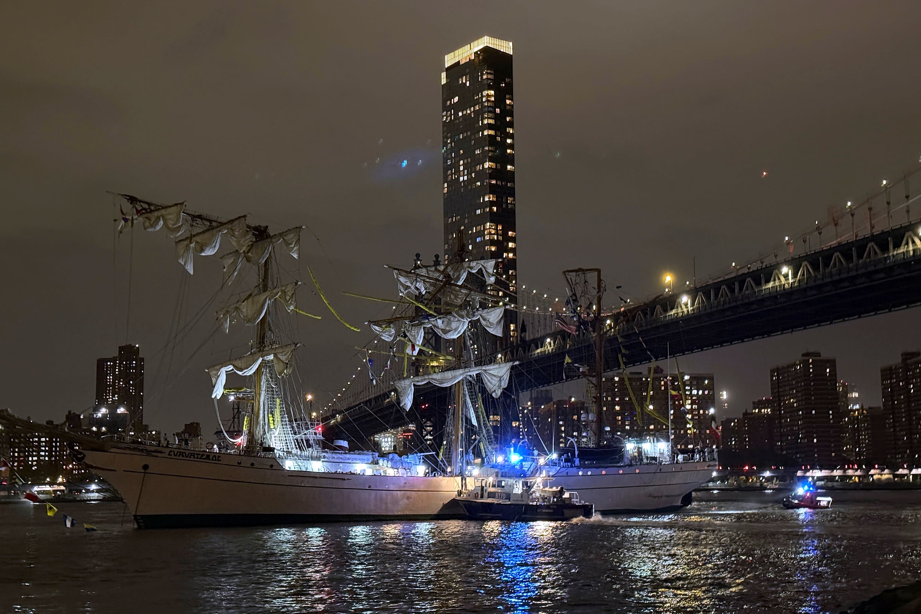 Las imágenes del choque del buque ‘Cuauhtémoc’ con el puente de Brooklyn