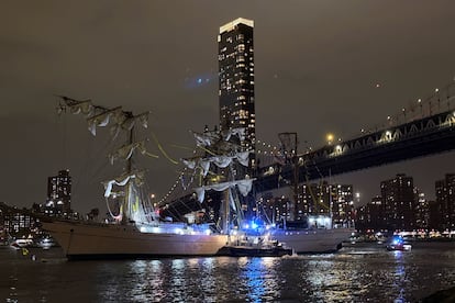 Escenas posteriores al accidente en el East River. El buque de entrenamiento había zarpado el pasado 6 de abril, para realizar un recorrido de buena voluntad global en el que recorrería 22 puertos en 15 naciones. 
