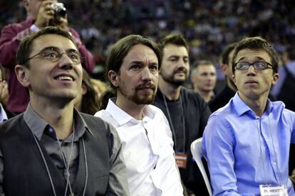 Iglesias (c), junto a Juan Carlos Monedero (i) e Iñigo Errejón (d), en la asamblea ciudadana.