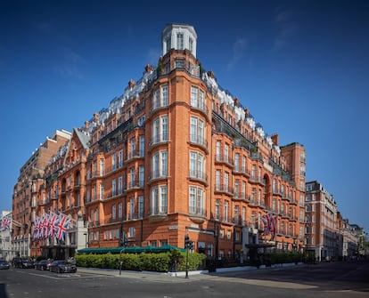 El Reino Unido cuenta con cuatro establecimientos en la lista. El primero de ellos es el Claridge's, un hotel que abrió sus puertas en 1856 —y muchas de sus ‘suites’ fueron renovadas en 2022—. Dormir aquí cuesta a partir de los 1.200 dólares (1.077 euros) la noche. La dinámica lista de este año subraya el apetito por una variedad de experiencias, desde visitas urbanas a escapadas remotas, y honra la dedicación y la pasión del personal que hace posible estas experiencias excepcionales, al tiempo que destaca la notable amplitud de talento en la industria en todo el mundo”, destacó Emma Sleight, jefa de contenido de The World's 50 Best Hotels.