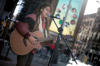 Grex, cantante y música callejera, toca en la Plaza de Callao, Madrid.