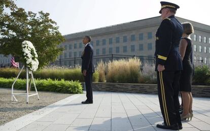 El presidente Obama deposita una corona de flores en el Pentágono.