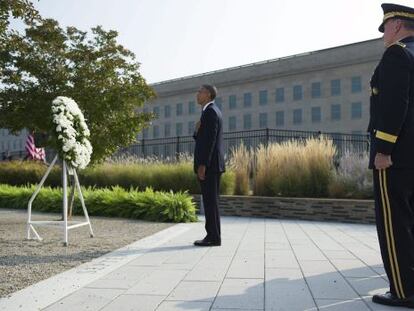 El presidente Obama deposita una corona de flores en el Pent&aacute;gono.