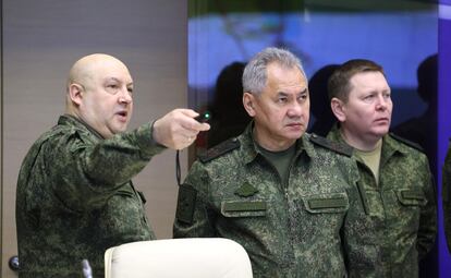 El general Serguéi Surovikin (a la izquierda) y el ministro de Defensa ruso, Serguéi Shoigu (a su lado), en un cuartel general ruso en diciembre de 2022.