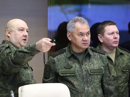 El general Serguéi Surovikin (a la izquierda) y el ministro de Defensa ruso, Serguéi Shoigu (a su lado), en un cuartel general ruso en diciembre de 2022.