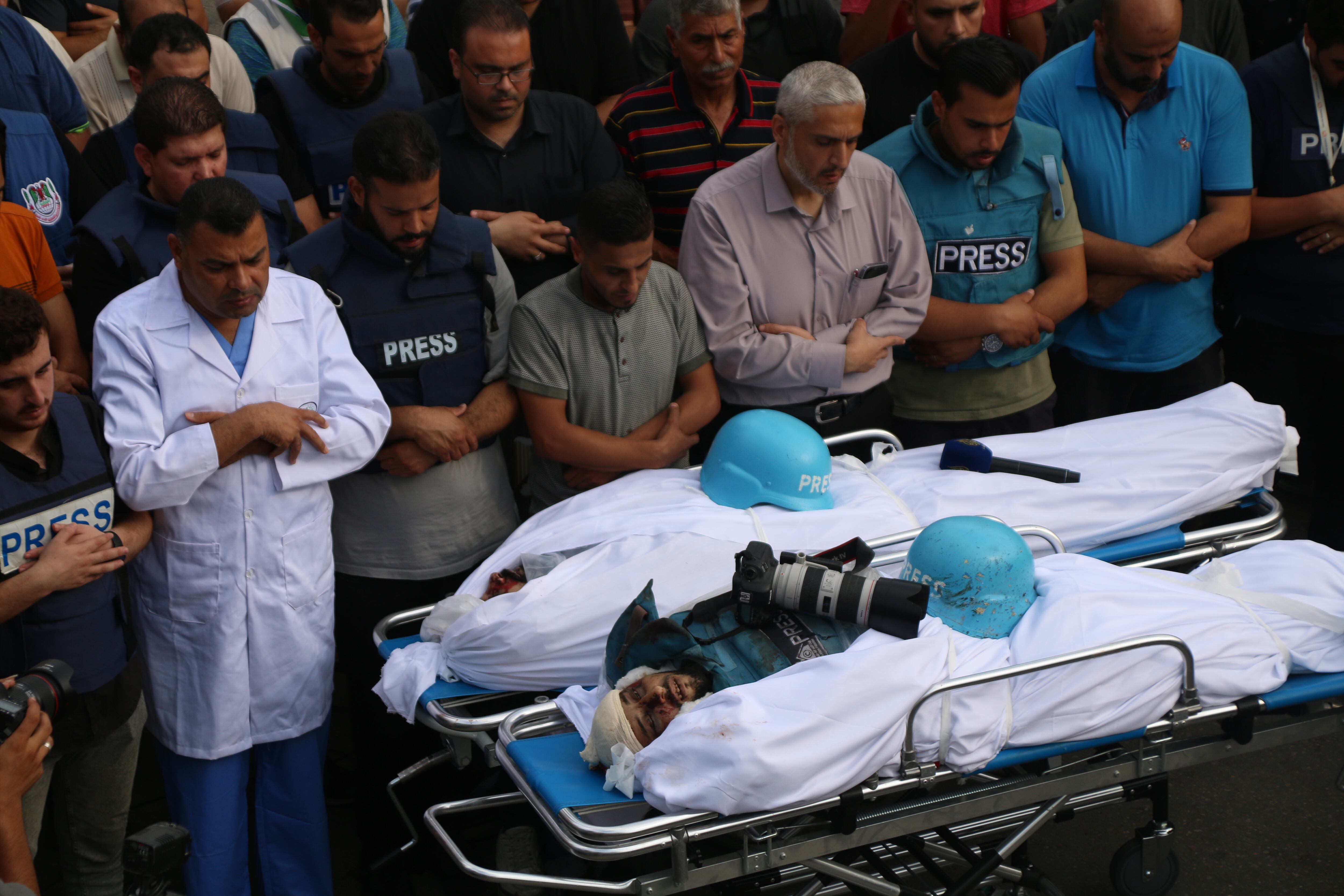 Familiares y amigos velaban este martes los cuerpos de los periodistas palestinos fallecidos mientras cubrían el conflicto en Gaza.