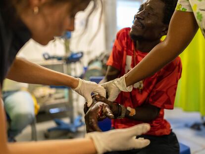 Un hombre es atendido por una herida de bala en el hospital de Médicos Sin Fronteras en Puerto Príncipe (Haití), el 19 de abril.