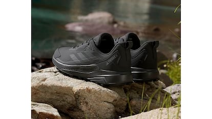 Adidas Terrex sobre fondo blanco.