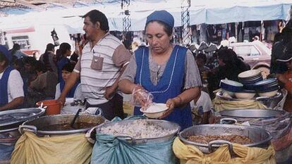 Herminia Medrano, en su puesto de comidas en el mercado de El Alto, en Bolivia.