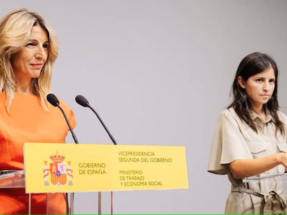 La ministra de Trabajo en funciones, Yolanda Díaz, a la izquierda, y la presidenta del sindicato mayoritario del fútbol femenino español, Futpro, Amanda Gutiérrez, este lunes en el ministerio. Foto: CARLOS LUJÁN (EUROPA PRESS)