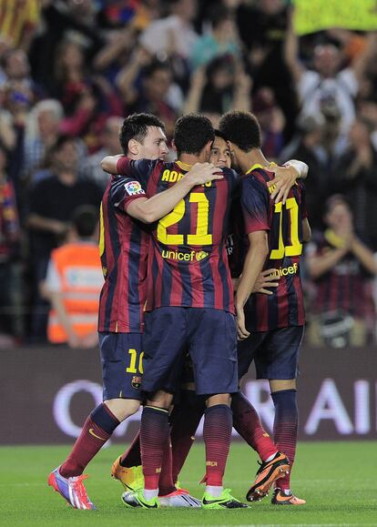 Los jugadores del Barça celebran el gol final de Alexis.