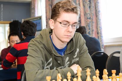 El español David Antón, al inicio de su partida contra la india Dronavalli Harika en la 6ª ronda del abierto Tradewise Gibraltar