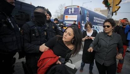 Las diputadas de la CUP, María Sirvent y Natalia Sánchez intentan evitar que el bus Hazte Oír circule.