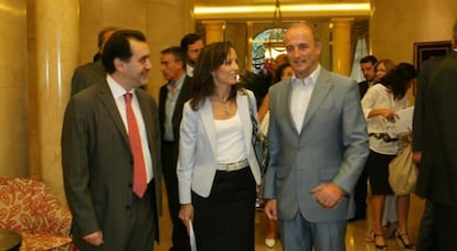 El director de Cinco Días, Jorge Rivera, recibe a Beatriz Corredor, ministra de Vivienda, y a Miguel Sebastián,  ministro de Industria a su llegada al Foro.