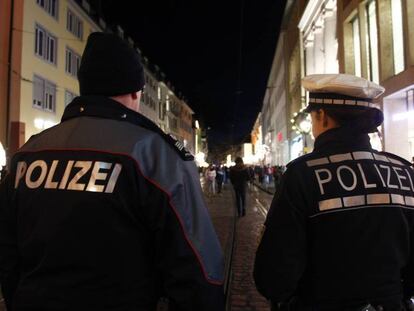 Dos policías en Friburgo (Alemania), en una imagen de archivo.