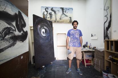Guillermo Palacios ante algunas de sus obras. Vive en Barranco desde su infancia.