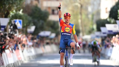 Thibau Nys celebra su victoria en el Gran Premio Miguel Indurain 2025.