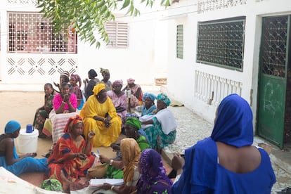 Fatou Thiam (de azul, de espaldas) se despide y comenta los puntos pendientes para la siguiente reunión, mientras se discuten los últimos detalles.