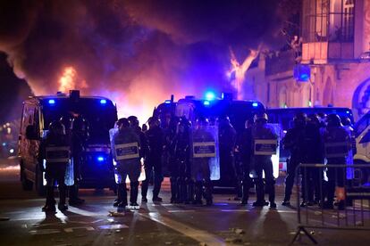 Agentes de los Mossos se preparan para enfrentarse a los manifestantes que han salido a las calles de Barcelona por tercera noche consecutiva para protestar contra el encarcelamiento de Pablo Hasél. El rapero se enfrenta a penas que pueden mantenerle varios años en prisión por enaltecimiento del terrorismo e injurias a la Corona, así como por amenazar a un testigo durante un juicio.