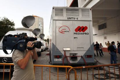 Camioneta de Mediapro ante el estadio Sánchez Pizjuán de Sevilla, antes del inicio de un partido de Liga.