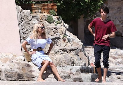 Pamela Anderson con su hijo Dylan Jagger en Saint-Tropez, el pasado verano.