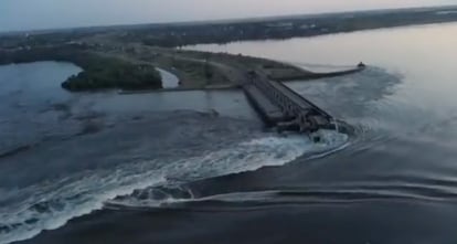 El agua fluye descontroladamente entre los restos de la presa de Nova Kajovka.