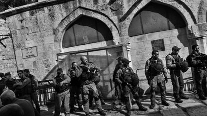 Soldados israelíes apostados en una de las calles de la Ciudad Vieja