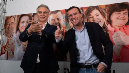 José Luis Quintana y Miguel Ángel Gallardo, alcaldes de Villanueva y Don Benito, tras el recuento final de la consulta popular el pasado 20 de febrero.
