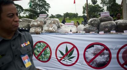 Un policía vigila un cargamento de droga antes de quemarlo en Myanmar.