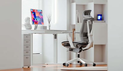 Escritorio con la silla ergonómica FlexiSpot C7