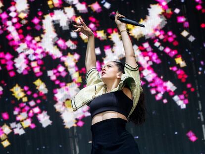 Rosalía, durante su concierto en el festival Lollapalooza de Buenos Aires.