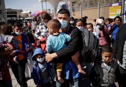 Algunos migrantes que buscan asilo en Estados Unidos permanecen en el cruce fronterizo de Ciudad Juárez (Chihuahua), al norte de México.