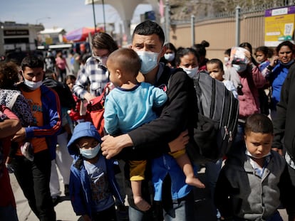 Algunos migrantes que buscan asilo en Estados Unidos permanecen en el cruce fronterizo de Ciudad Juárez (Chihuahua), al norte de México.