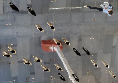 Una mujer, reflejada en los espejos de una tienda de zapatos en Viena (Austria).