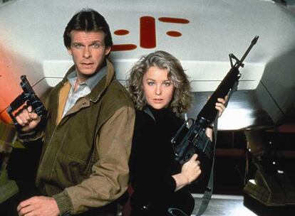 Mike Donovan (Marc Singer) y Julie Parrish (Faye Grant), líderes de la resistencia y protagonistas de <i>V.</i>