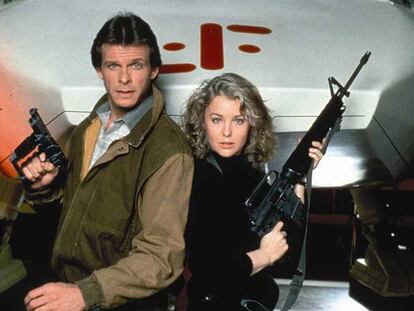 Mike Donovan (Marc Singer) y Julie Parrish (Faye Grant), líderes de la resistencia y protagonistas de <i>V.</i>