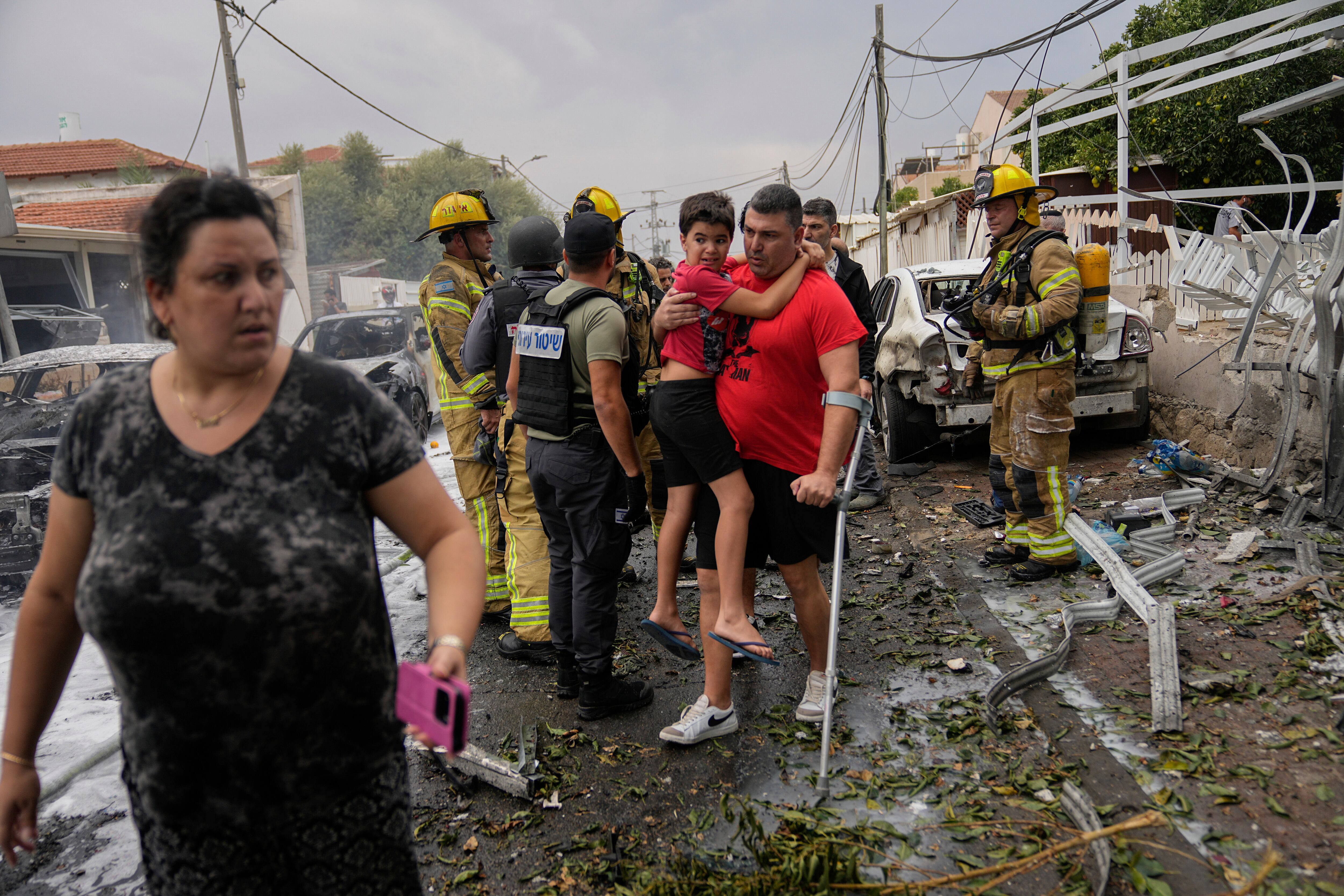 Civiles israelíes son evacuados de una zona afectada por un cohete lanzado desde la Franja de Gaza, este lunes. 