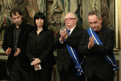 Juan Mari Arzak y Ferran Adriá, en el acto de entrega de la Gran Cruz al Mérito Civil junto a la esposa y el hijo de Santi Santamaria, que recibió el reconocimiento a título póstumo.