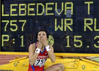 Tatyana Lebedeva, feliz delante del marcador con su nuevo récord mundial.