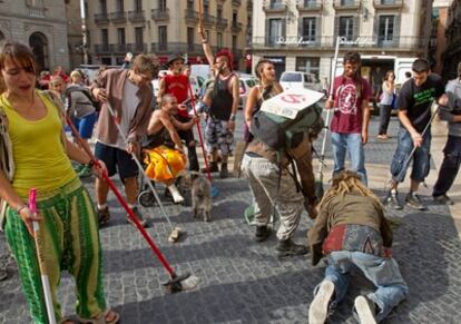 Un centenar de 'indignados' ha barrido la plaza de Sant Jaume de Barcelona en protesta por la actuación policial del pasado 27 de mayo en la que Mossos d'Esquadra y la Guardia Urbana desalojaron la plaza de Catalunya.