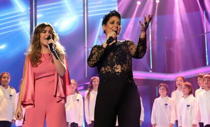 Amaia Romero y Rosa López, en el programa de Navidad de 'Operación Triunfo'.