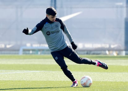 Pedri durante un entrenamiento con el Barcelona previo al partido contra el Manchester United, este miércoles.