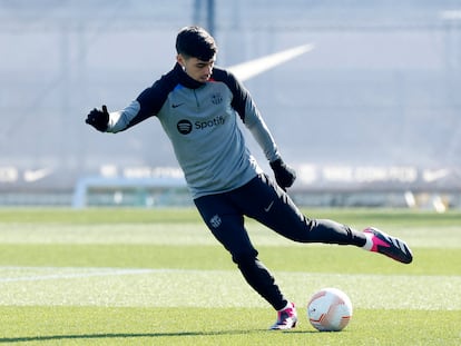 Pedri durante un entrenamiento con el Barcelona previo al partido contra el Manchester United, este miércoles.