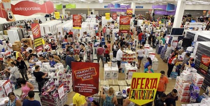 Decenas de clientes hacen sus compras en el Magazine Luiza de Aricanduva, al Este de S&atilde;o Paulo. 