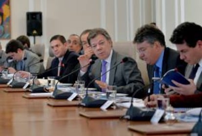 Fotografía cedida por la Presidencia de Colombia del mandatario Juan Manuel Santos (3-d) durante una sesión del consejo de ministros en Bogotá (Colombia). EFE/Archivo