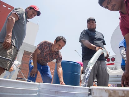 Habitantes de la colonia Villas de Alcali en García Nuevo León, se abastecen de agua en las pipas que el Estado proporciona tras la escasez que afecta la zona metropolitana de Monterrey, el 8 de junio de 2022.